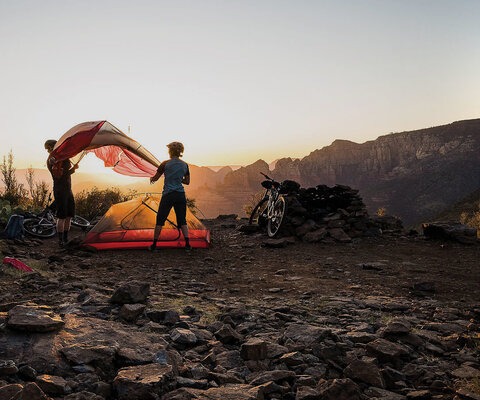 As soon as the sun sets in Arizona’s high desert, the temperature drops quick. Stan Jorgensen and Jackie Paaso get a jump on setting up camp while the light still lingers.