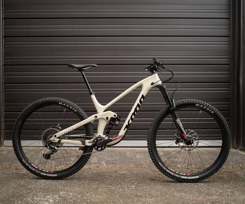 Carbon up front, aluminum in the rear and decked out to the nines, the Process 153 CR/DL 29 is a top-of-the-line bike.