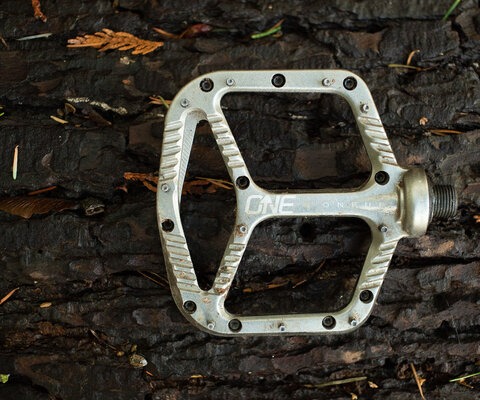 With a large-ish platform, ten pins and a thin profile, OneUp's Aluminum Pedals has a lot of good things going for it.