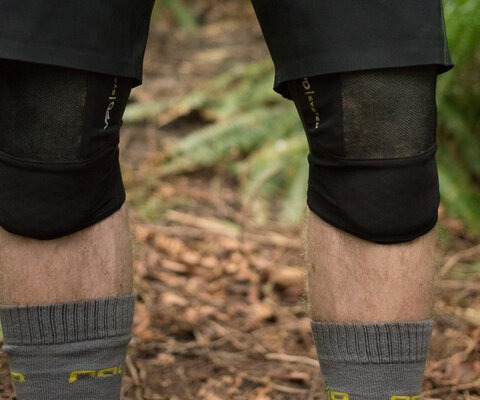 With POC's patented VPD material on the inside and Kevlar on the outside, the System Knee is built to withstand serious impacts.