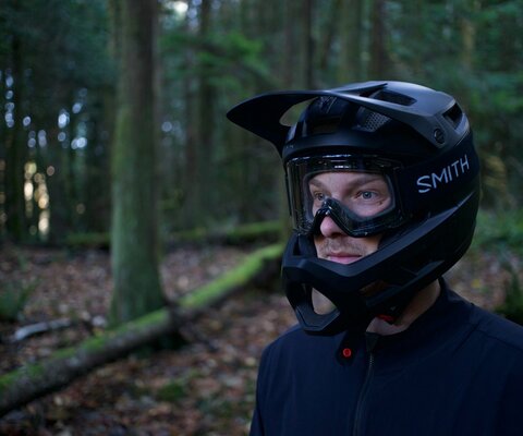 The Mainline is Smith's downhill certified enduro bike helmet, and their first full face helmet offering.
