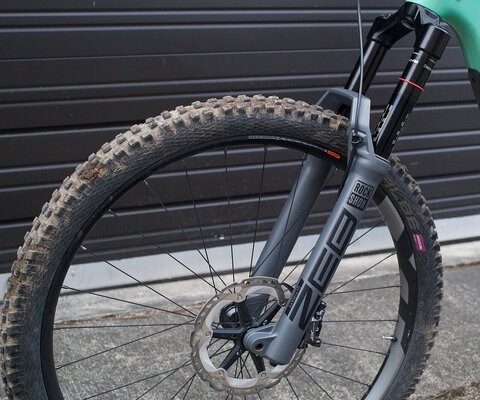 New 38mm chassis for increased stiffness and rider confidence.